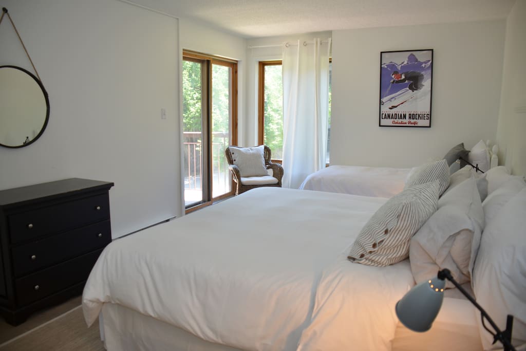 Chambre des maîtres avec salle de bain en suite