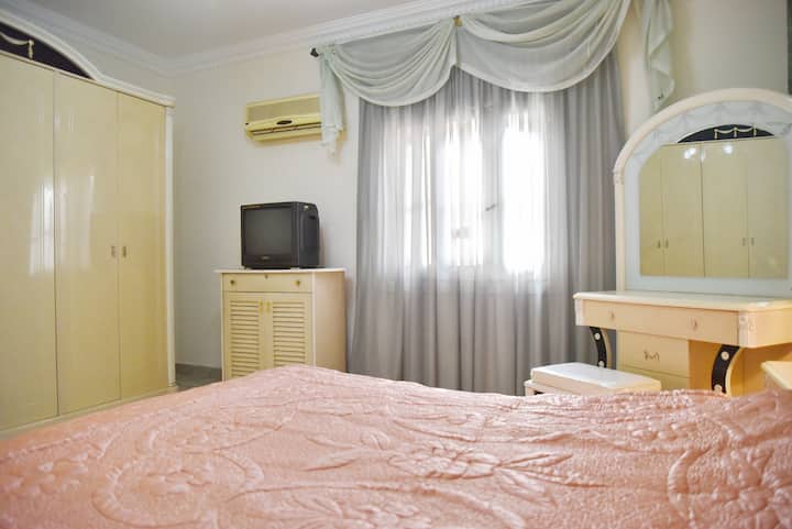 Stanza grande: letto da 180 cm, cassettiera, 2 set di cassetti laterali, grande armadio, TV, TV via cavo, aria condizionata