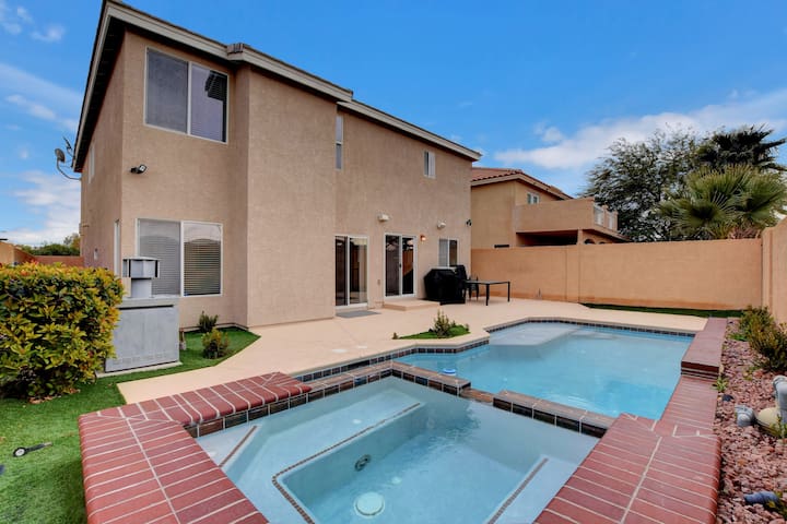2-STORY 15 MINS FROM AIRPORT & STRIP, POOL&HOT TUB