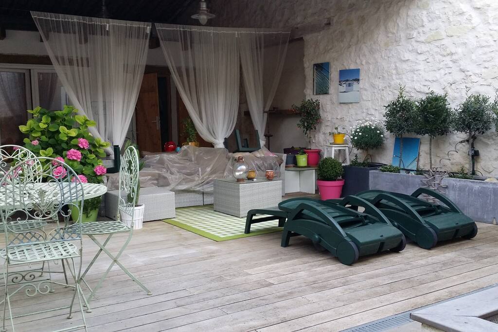 le clou du spectacle
LA terrasse semi découverte avec barbecue, plancha, et salon de jardin