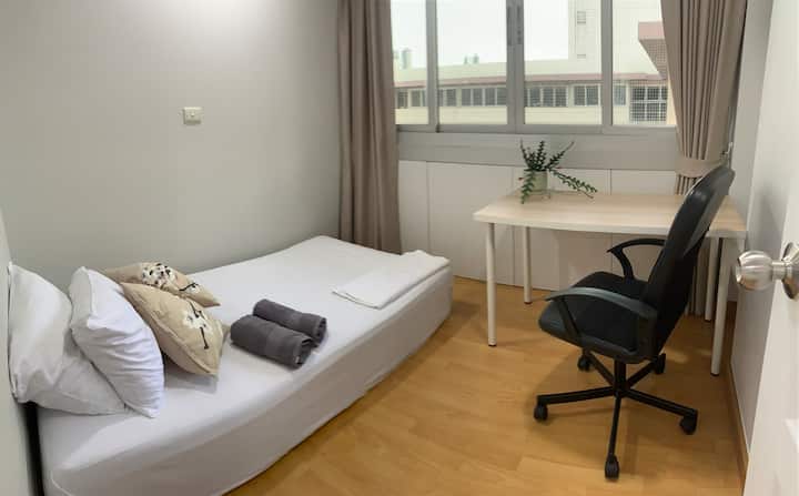 Chumba cha pili cha kulala chenye kitanda kimoja au viwili kulingana na mpangilio.