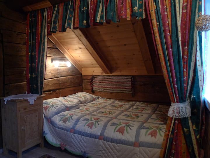 Camera da letto nella tromba delle scale al 2 ° piano.