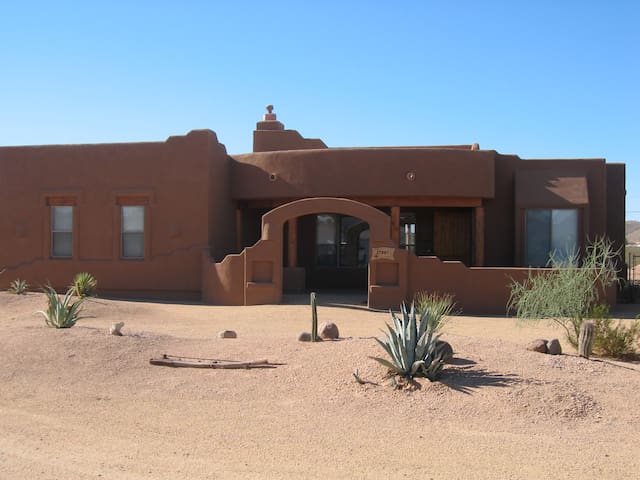 Sonoran Adobe Home, Spacious and quiet place.