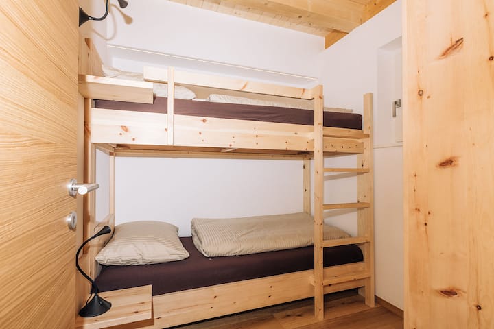 Kitanda cha ghorofa katika chumba cha watoto kilichotengenezwa kwa pine ya ndani