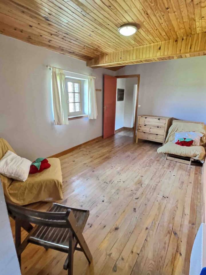 带额外床铺的着陆卧室