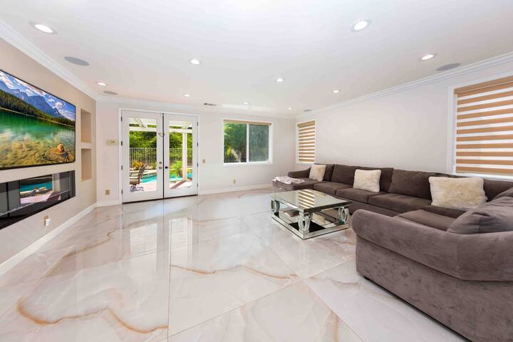 Luxury Pool Home, Magic Mountain gallery image 2