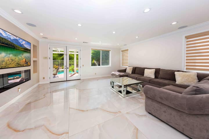 Luxury Pool Home, Magic Mountain - Santa Clarita, CA
