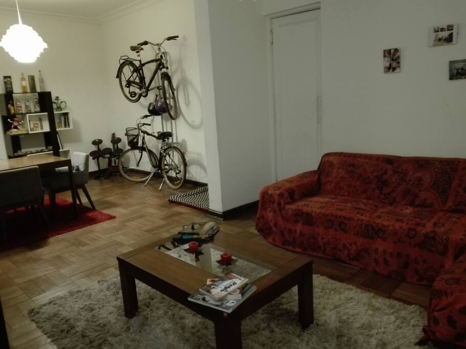 Amplio living comedor, con wifi y televisión que podrás utilizar cuando desees.