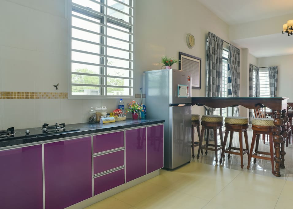 Fully equipped kitchen with bar table