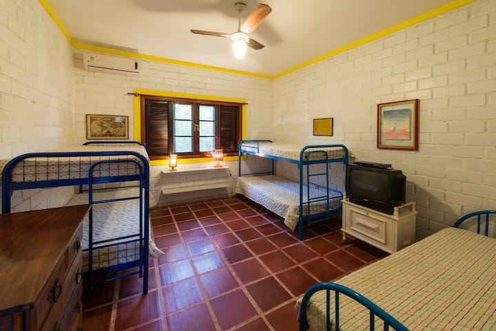 Dormitorio con 5 camas