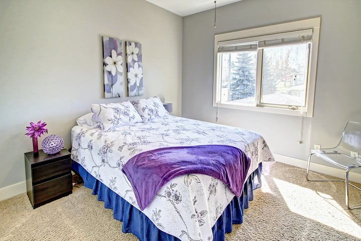 Menšia manželská posteľ s vlastnou kúpeľňou