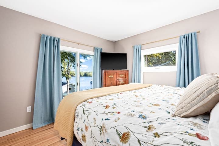 Დაეუფლეთ ხედს და დიდი ზომის საწოლს ყველაზე რბილი ზეწრებით! Საშუალო ზომის ტელევიზორი საკაბელო ტელევიზორით