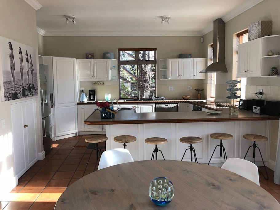 Free flowing kitchen and dining area allowing sociable cooking with friends