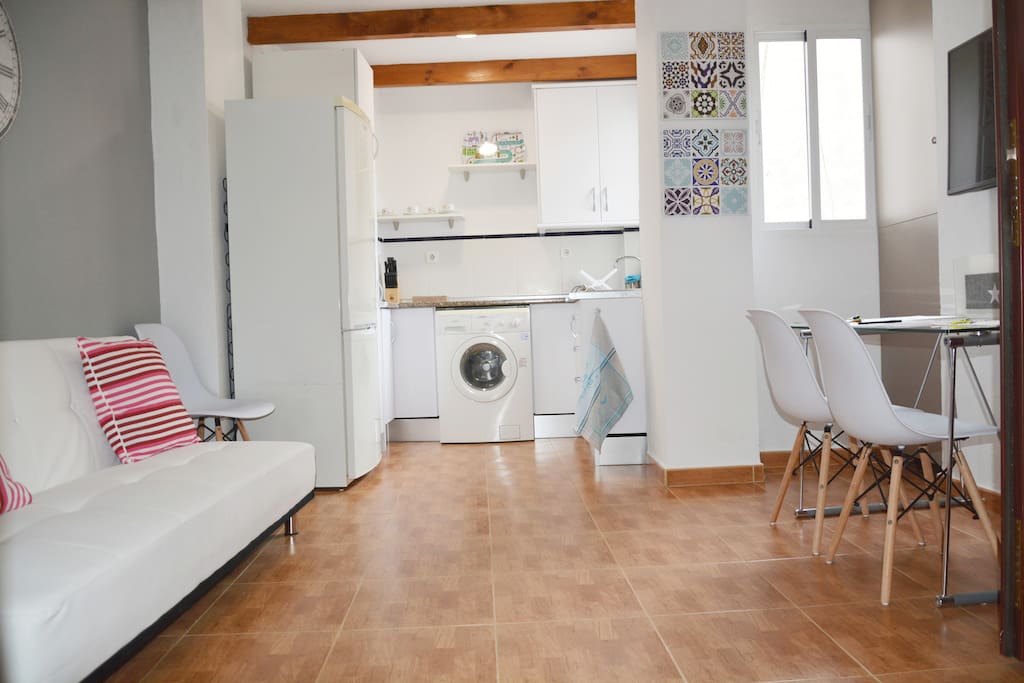 SALÓN-COMEDOR CON COCINA INTEGRADA