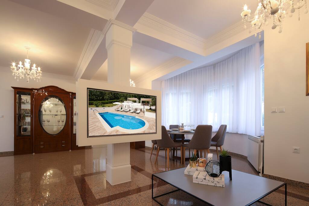 Villa Garden - dnevni boravak i blagovaona, TV, dekoracije, pogled na vrt, bazen i sunčalište