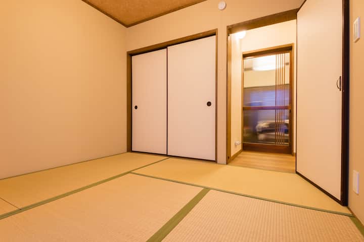 フローリングベッドルームを見渡せる畳部屋