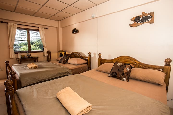 Comfy Room with 2 beds @ Promtong Mansion