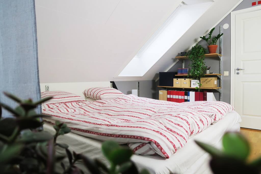 Mjuk säng med dubbla kuddar, dubbla madrasser.. Dubbelt allt helt enkelt!