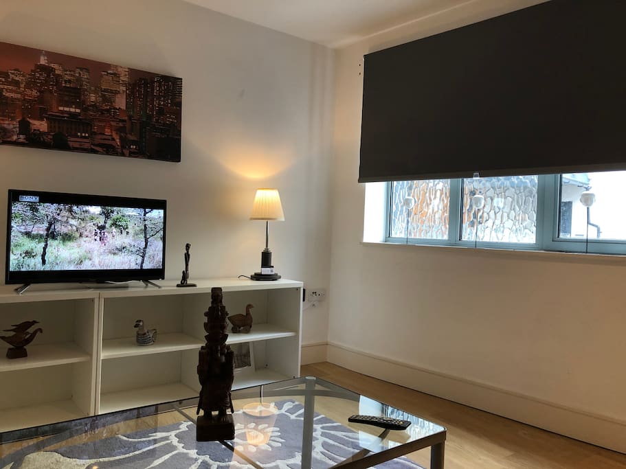25 feet x 18 feet spacious lounge smart tv with free views
New black out smart light grey black out blinds
20 spit lights
Fully integrated kitchen
Quartz work surface
