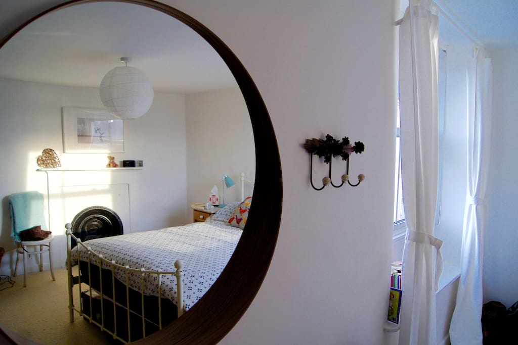 Large round mirror to check you're looking good!