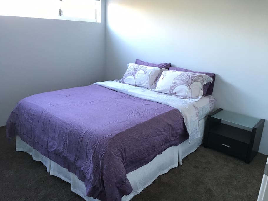 Room with queen size bed
