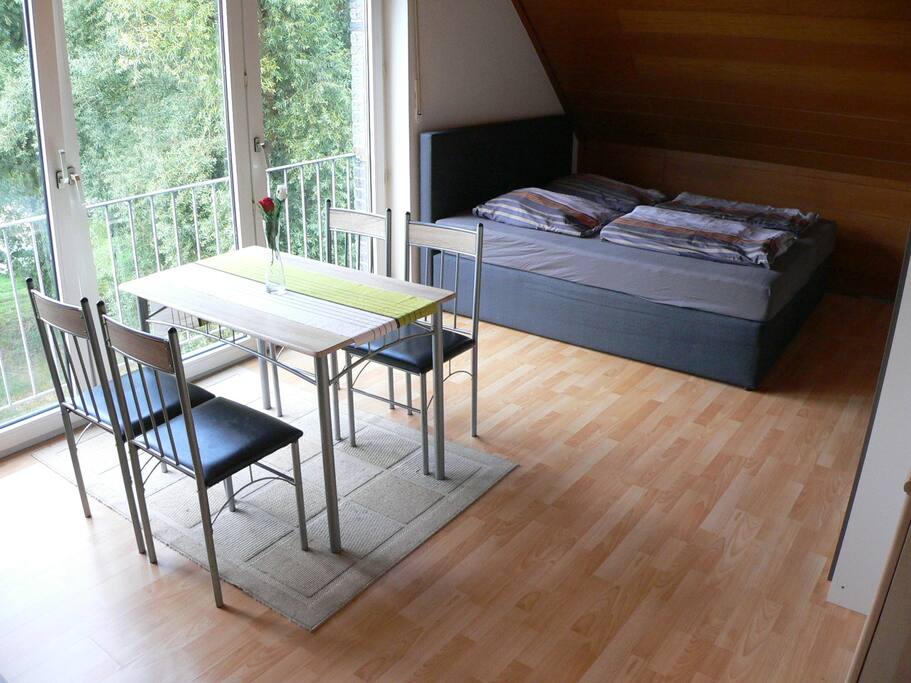 Blick auf Doppelboxring Bett mit Topper