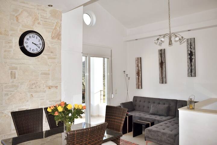 Quiet villa for 6, private pool, garden, 3 bedroom gallery image 3