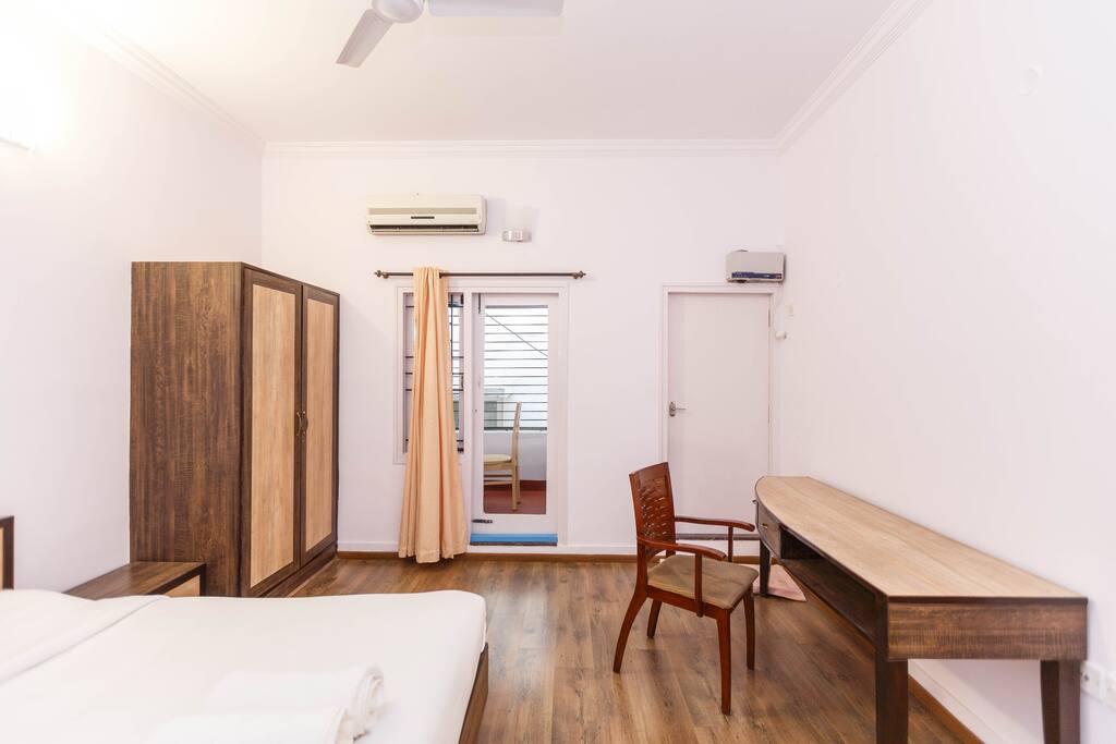 Plenty of space for working and storing your belongings