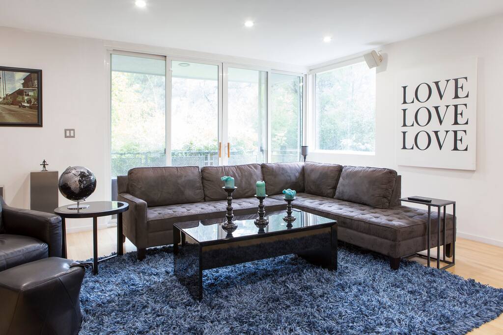 An inviting modern living room looking out on the Hollywood Hills. A 5.1 surround sound system and 70" 3D TV to enjoy your favorite movies.