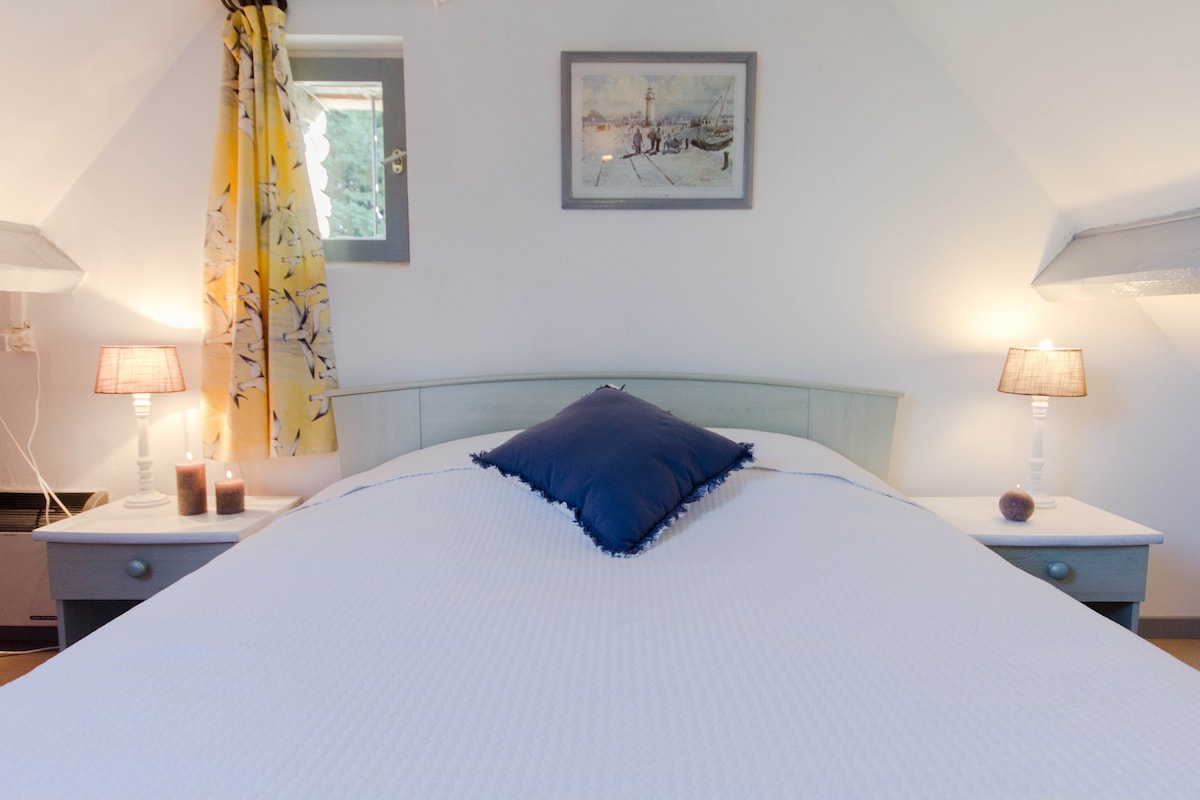 Ორადგილიანი საწოლი საძინებელში