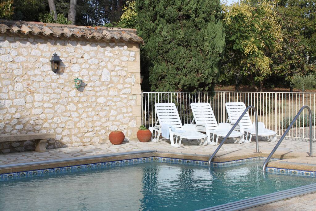 Piscine chauffée et clôturée