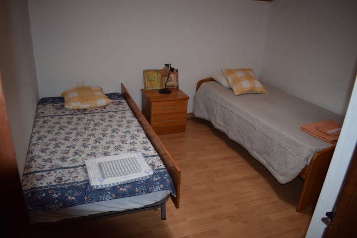 O mesmo quarto do 1ºandar, cama abre-se em duas camas/Chumba kimoja cha kulala cha ghorofa ya 1 kitanda kinafunguka na hufanya vitanda viwili vya mtu mmoja