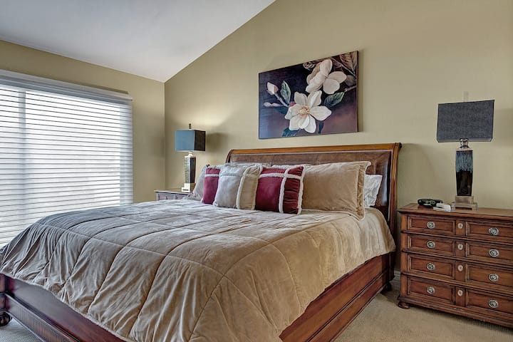 Луксозно легло тип Кинг в основната спалня се отваря към самостоятелен вътрешен двор.