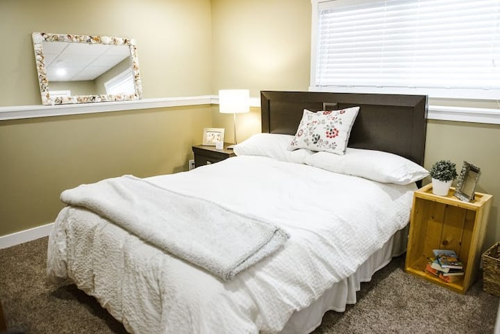 Kitanda cha malkia kilicho na kabati kamili na dawati. 