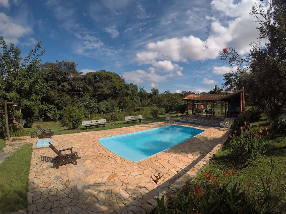 Piscina e espaço gourmet com churrasqueira e fogão a lenha
