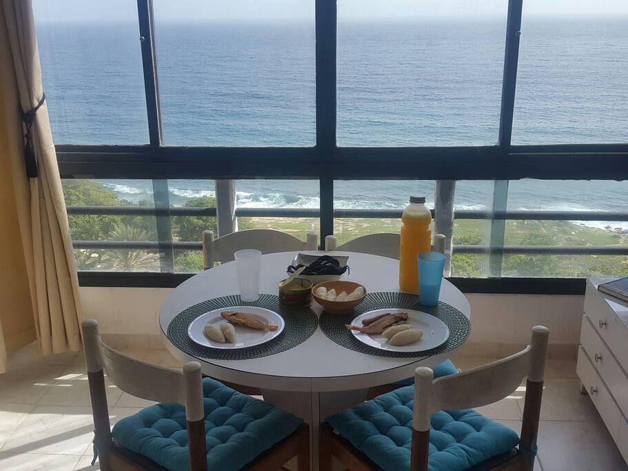 Desayune comodamente con vista al mar.