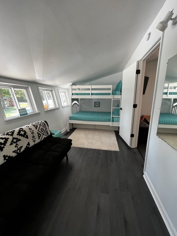 Krevate marinarë dhe krevate futon.
