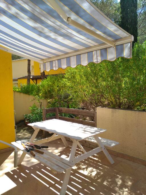 Terrasse avec table de jardin