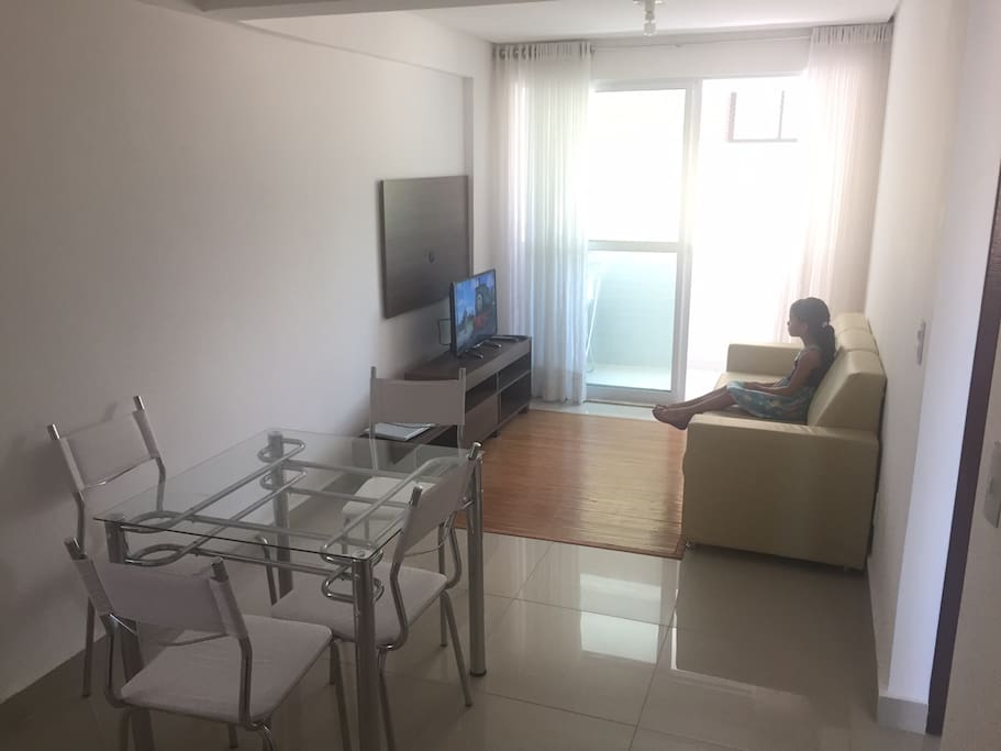 Sala para refeição e sala de TV.