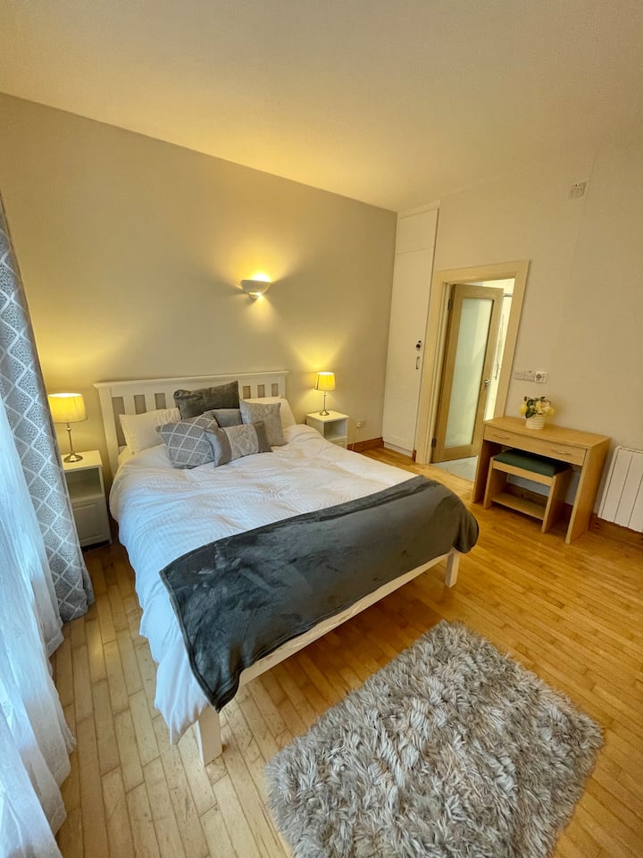 Dhomë gjumi kryesore me krevat dopio "king" dhe krevat tek