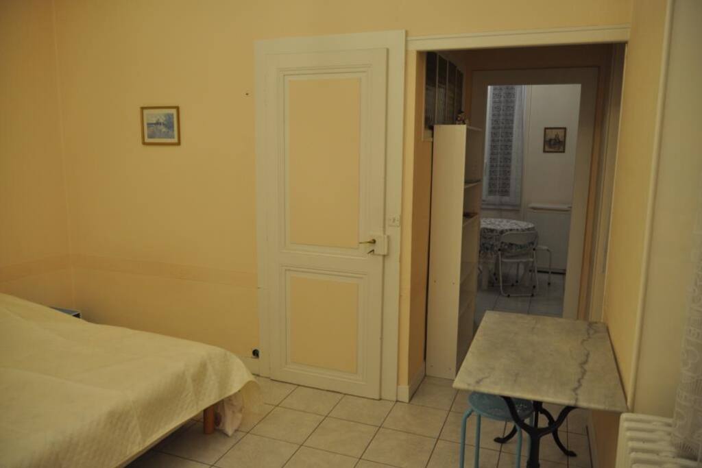 la chambre, exposée sud et ouest, et la cuisine