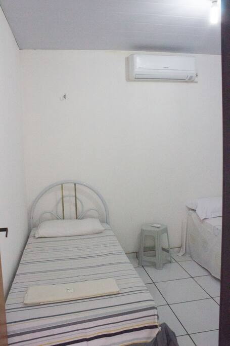 Quarto 1 com cama de solteiro e ar condicionado
