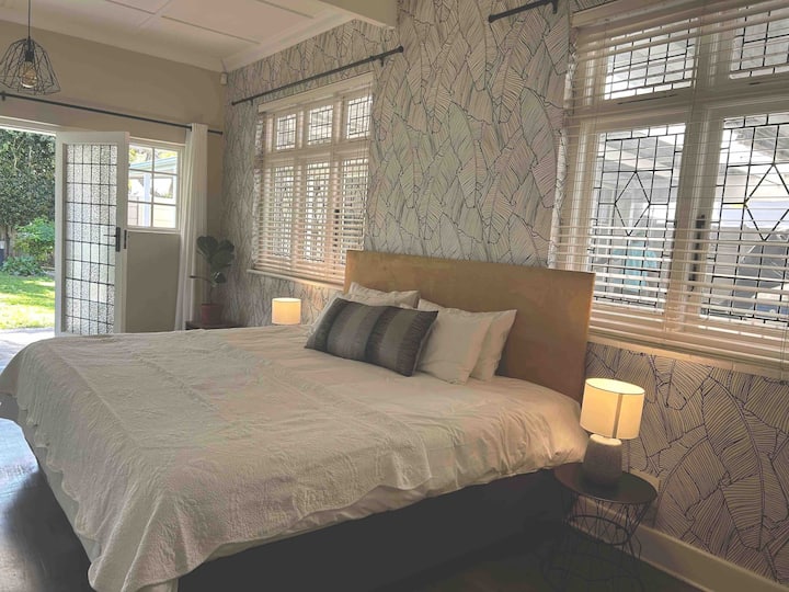 Táto spálňa s manželskou posteľou King môže byť prestavaná na dve voľne stojace tri štvrtinové lôžka. Táto priestranná spálňa má dvere vedúce do uzavretej súkromnej zadnej záhrady. Táto spálňa má vlastnú kúpeľňu. 