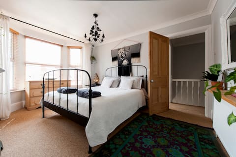Successful Airbnb property: Colwyn House, close to city centre and football in Old Swan