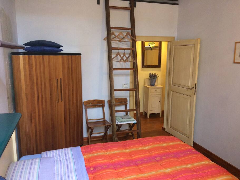 camera da letto singola e soppalco con ulteriore posto letto