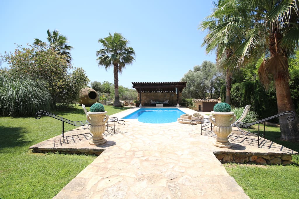 Big garden, with BBQ and baroque swimming pool.