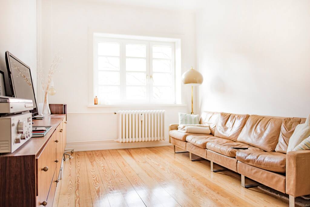 die Couch ist auch superbequem zum Schlafen. Für bis zu 3m große Menschen :)