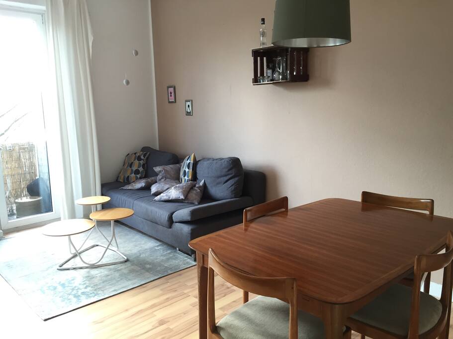Wohn-/Esszimmer mit Balkon;
living/dining room with balcony
