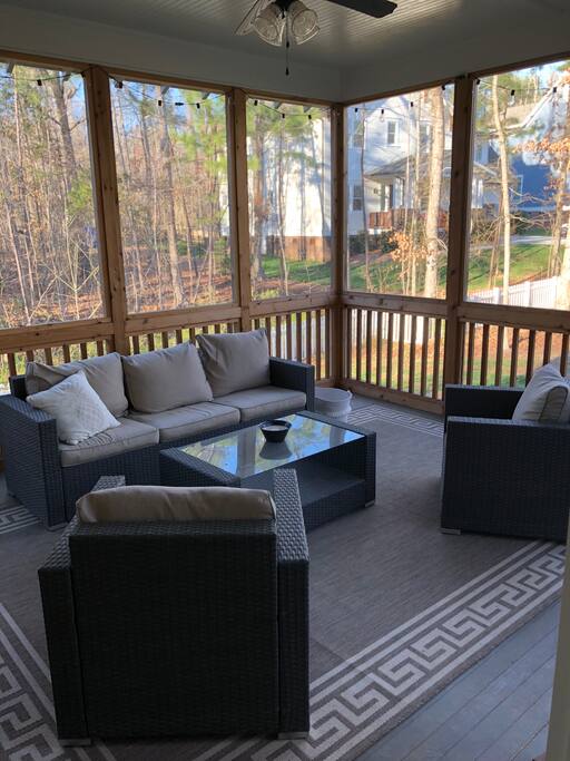 Screened in porch to relax