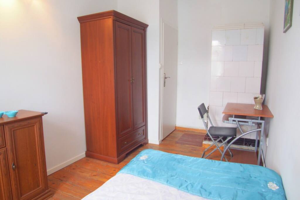 Sypialnia dwuosobowa z miejscem do pracy i dużą szafą na ubrania/Double bedroom with work place and a large wardrobe